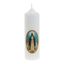 Omšové sviečky s obrázkami Pána Ježiša a Panny Márie.