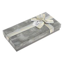 Strieborná darčeková krabička s mašľou.