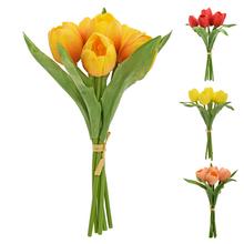 Kytice umělých tulipánů v žluté, oranžové a růžové barvě.