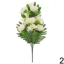 Kytica umelých kvetov s ružami a gerberami v žltej farbe.