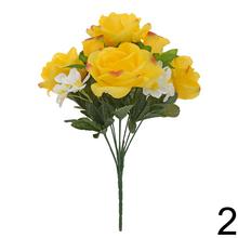 Kytica umelých ruží a drobných kvetov v mixe farieb.