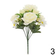 Kytica umelých ruží a drobných kvetov v mixe farieb.