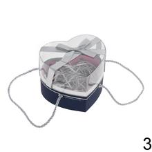 Darčeková krabička na kvety v tvare srdca s rôznymi farbami.