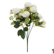 Kytica ranunculus s drobnými kvetmi a zeleňou v mixe.