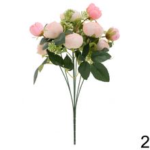 Kytica ranunculus s drobnými kvetmi a zeleňou v mixe.