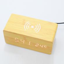 Digitálne LED hodiny s bezdrôtovým nabíjaním mobilu.