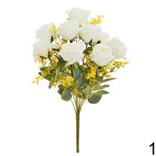 Kytica umelých ruží v jemných farbách.