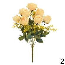 Kytica umelých ruží v jemných farbách.