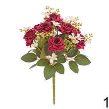 Kytica umelých ruží s drobnými kvetmi a zeleňou, mix farieb.