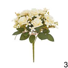 Kytica umelých ruží s drobnými kvetmi a zeleňou, mix farieb.