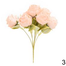 Kytica ruží s drobnými kvetmi a zeleňou, mix farieb.