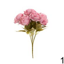 Kytica ruží s drobnými kvetmi a zeleňou, mix farieb.