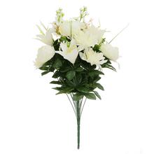 Umelá kytica pivoniek, dalí a bielej ľalie.