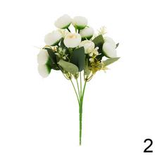 Kytica ranunculus s mixom zelene a kvetov.