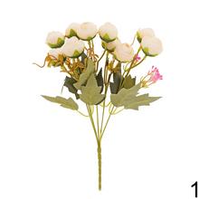 Umelá kytička ranunculus v mixe farieb.