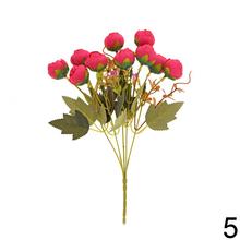 Umelá kytička ranunculus v mixe farieb.