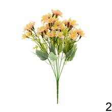 Kytica drobných kvetov s rôznymi farbami a zeleňou.