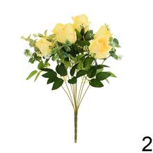 Kytica umelých ruží a eukalyptu s mixom zelene.