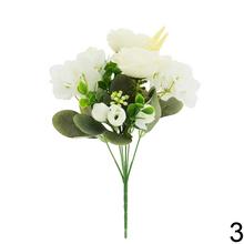 Kytica umelých kvetov s ružami, hortenzijami a drobnými kvetmi v mixe.