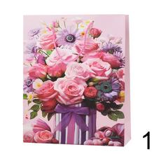 Darčeková taška s kyticou ružových kvetov.