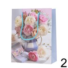 Darčeková taška s kvetinovým motívom.