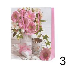 Darčeková taška s kvetinovým motívom.