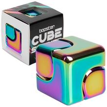 Kocka Spinner Cube v metalíze s viacerými farbami.