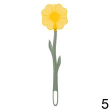 LAPKA NA MUCHY v tvare kvetu s dlhým zeleným držadlom.