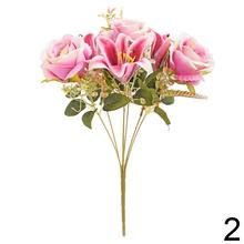 Kytica umelých kvetov s ružami a ľaliami v žltých a ružových odtieňoch.