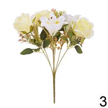 Kytica umelých kvetov s ružami a ľaliami v žltých a ružových odtieňoch.