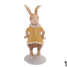 Dva zajačiky v oblečení, jeden s klobúkom a druhý s golierom.