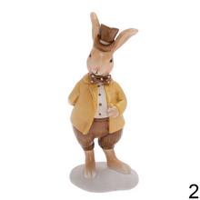 Dva zajačiky v oblečení, jeden s klobúkom a druhý s golierom.