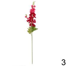 Umelé kvety delphinium mix v červených, bielych a modrých odtieňoch.