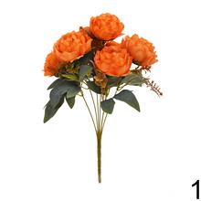 Kytica pivónia s mixom farieb a kvetov.