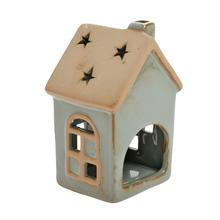 Porcelánový domček s otvorenými oknami a hviezdami.