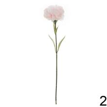 Miešané umelé karafiáty v troch farbách.