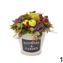 Jesenné aranžmá s ovocím a kvetmi v bielej nádobe.