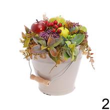 Jesenné aranžmá s ovocím a kvetmi v bielej nádobe.