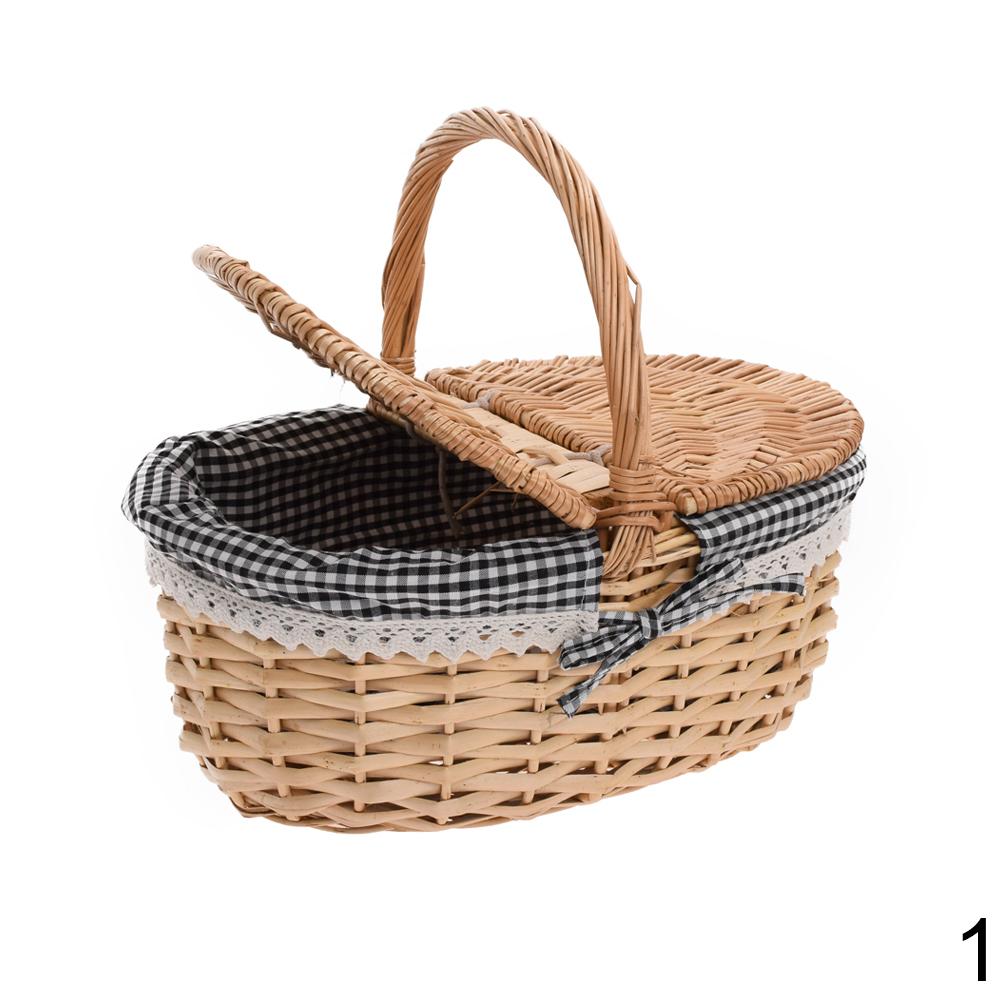 Proutěný piknikový košík oválný tmavě hnědý s rukojetí.