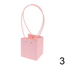 Jarná taška na kvety v rôznych farbách.