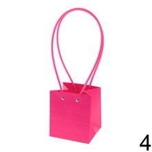 Jarná taška na kvety v rôznych farbách.