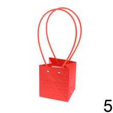 Jarná taška na kvety v rôznych farbách.