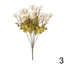 Umelá kytica margarétok v mixe farieb.