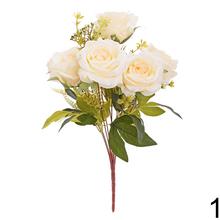 Kytica umelých ruží v krémových odtieňoch.