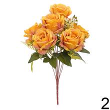 Kytica umelých ruží v krémových odtieňoch.