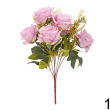 Kytica umelých ruží v ružových odtieňoch.