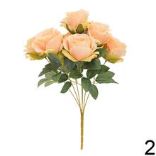 Kytica umelých ruží v jesenných farbách.