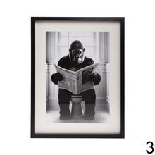 Obraz so zvieratami na toalete, čiernobiely motív.