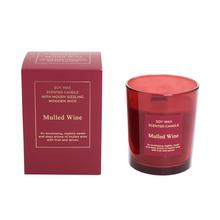 Voňavá sviečka s arómou varené víno v červenom skle.