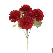 Kytica s piatimi umelými kvetmi dahlií v mixe farieb.